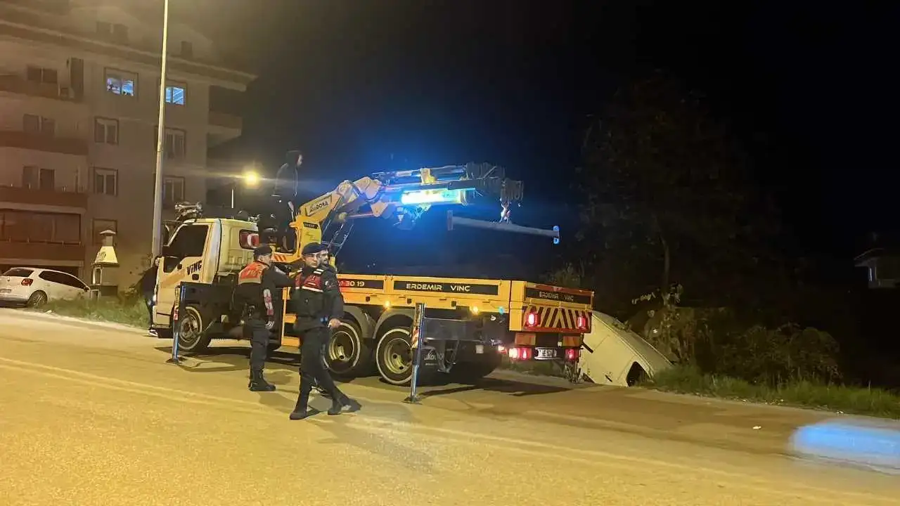 Alanya’da Korku Dolu Anlar: Kamyonet Şarampole Uçtu! 2